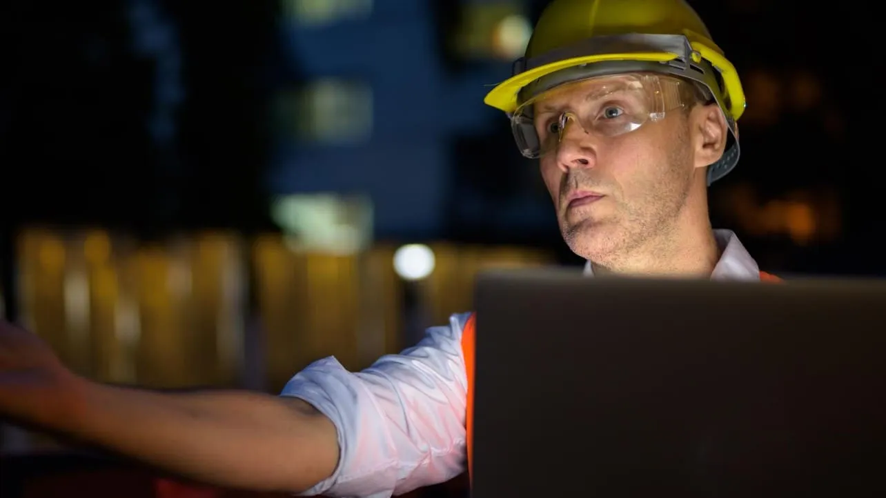 Salarié en horaires 3x8 dans un environnement industriel avec ambiance de nuit