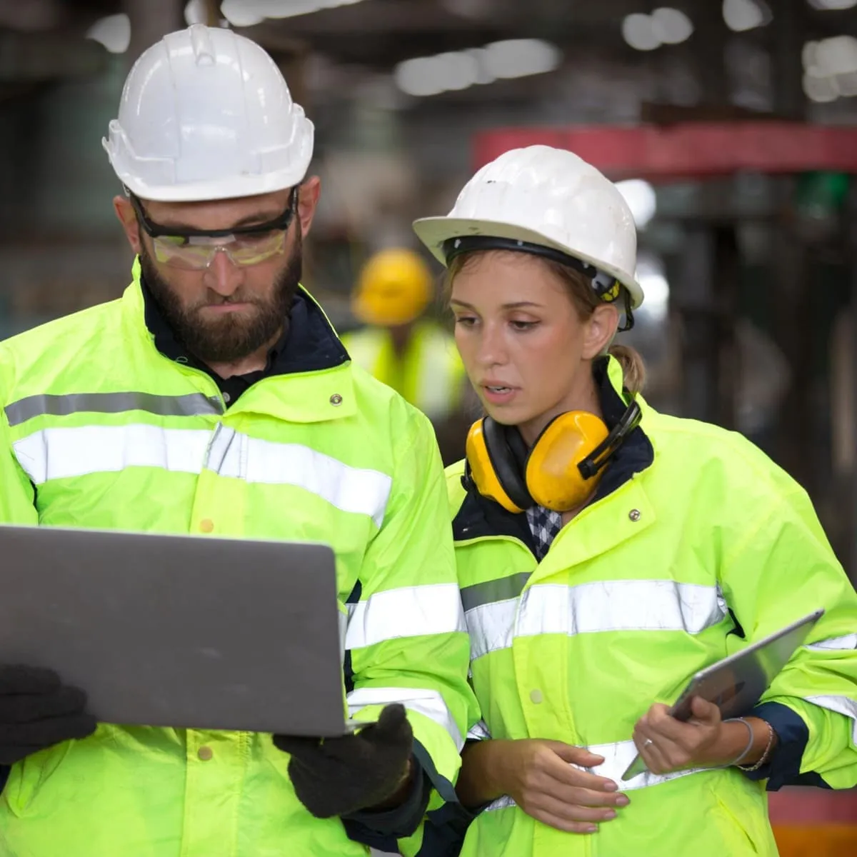 Équipe de nuit échangeant sur la sécurité dans un environnement industriel
