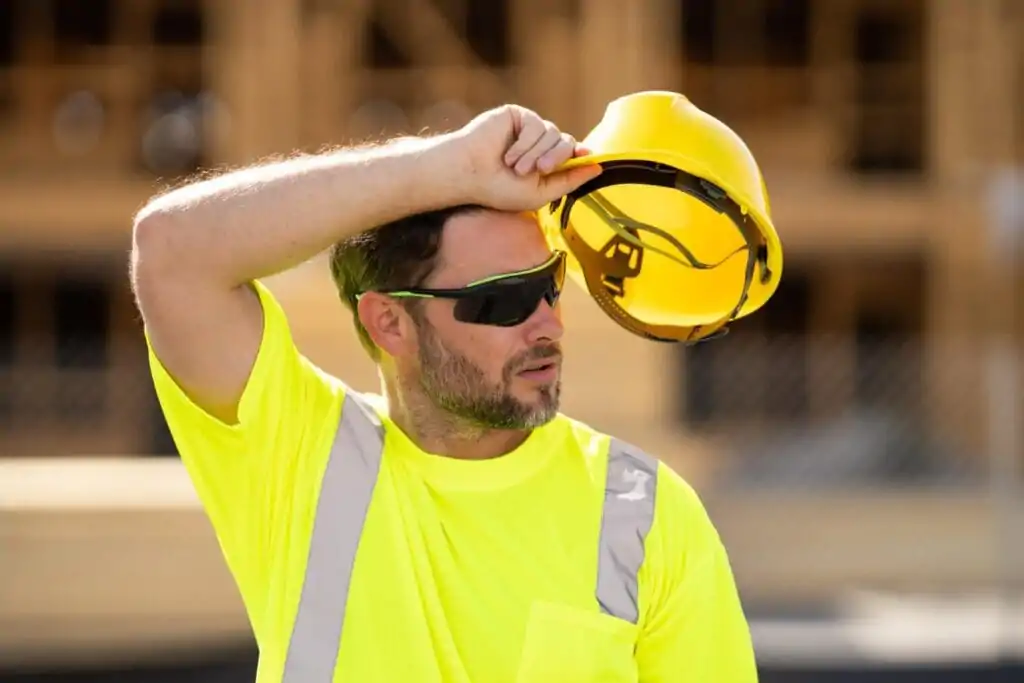 Un ouvrier de chantier a trop chaud