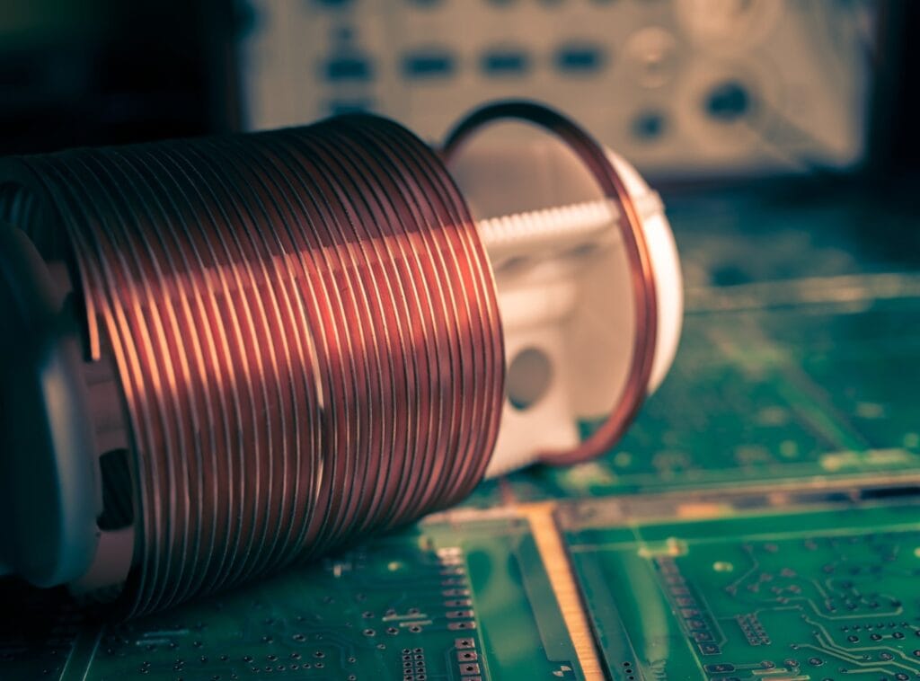 Câbles et bobines de cuivre recyclés pour répondre à la forte demande dans l’industrie énergétique et électronique.