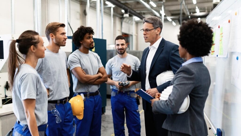 Collaborateurs d’une entreprise impliqués dans une démarche qualité et sécurité au quotidien