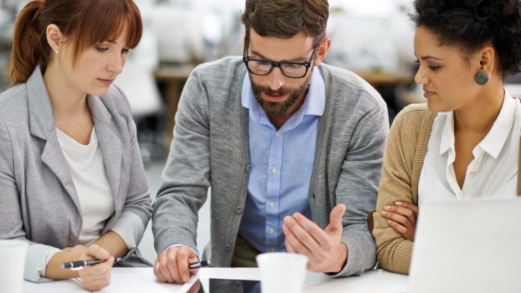 Manager et collaborateurs travaillant ensemble à la préparation d’un audit qualité