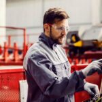 Technicien de maintenance industrielle réalisant un diagnostic sur une ligne de production.