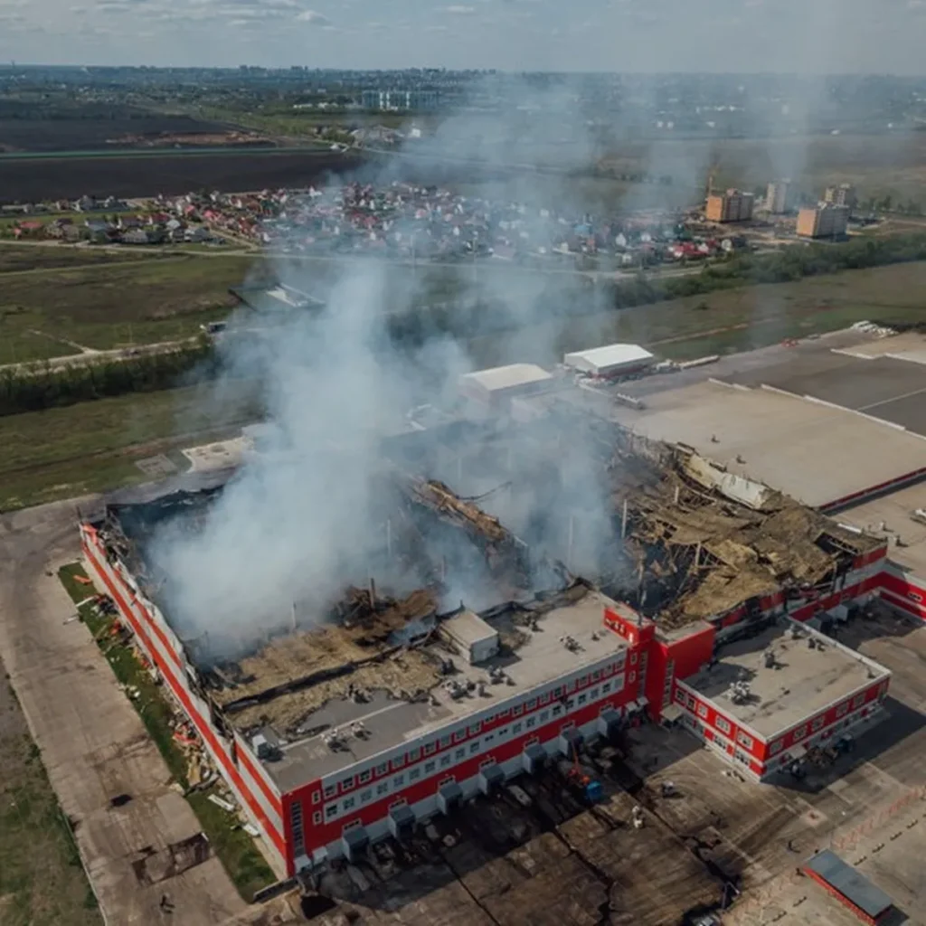 Vue aérienne d'un incendie sur un site industriel avec risque de pollution par huile isolante
