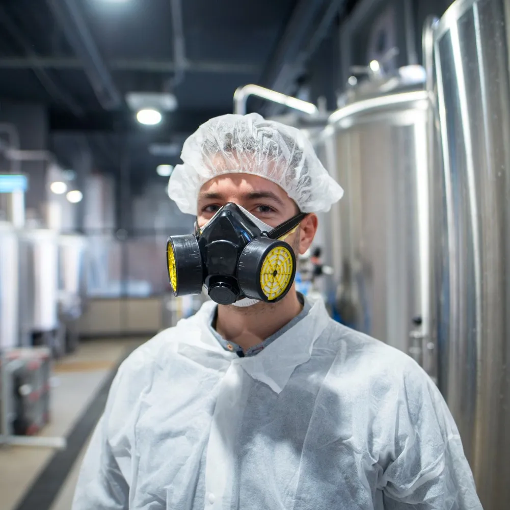 Opérateur industriel équipé d'un masque de protection face aux poussières en suspension