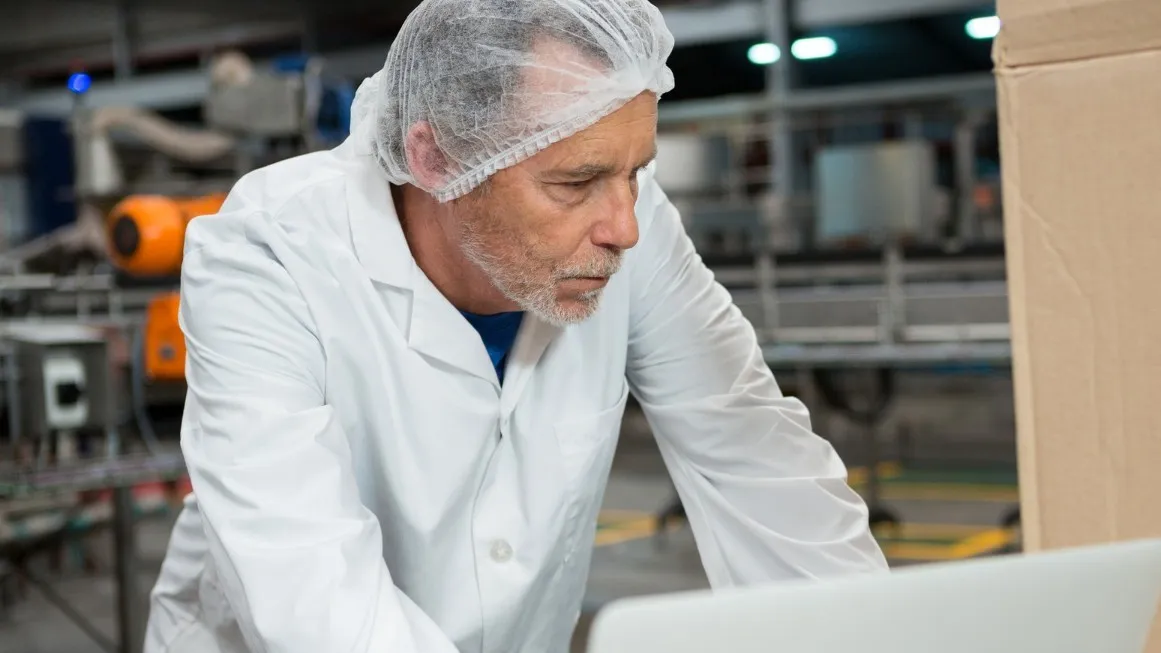 Prélèvement d'air individuel porté par un opérateur en situation de travail industrielle