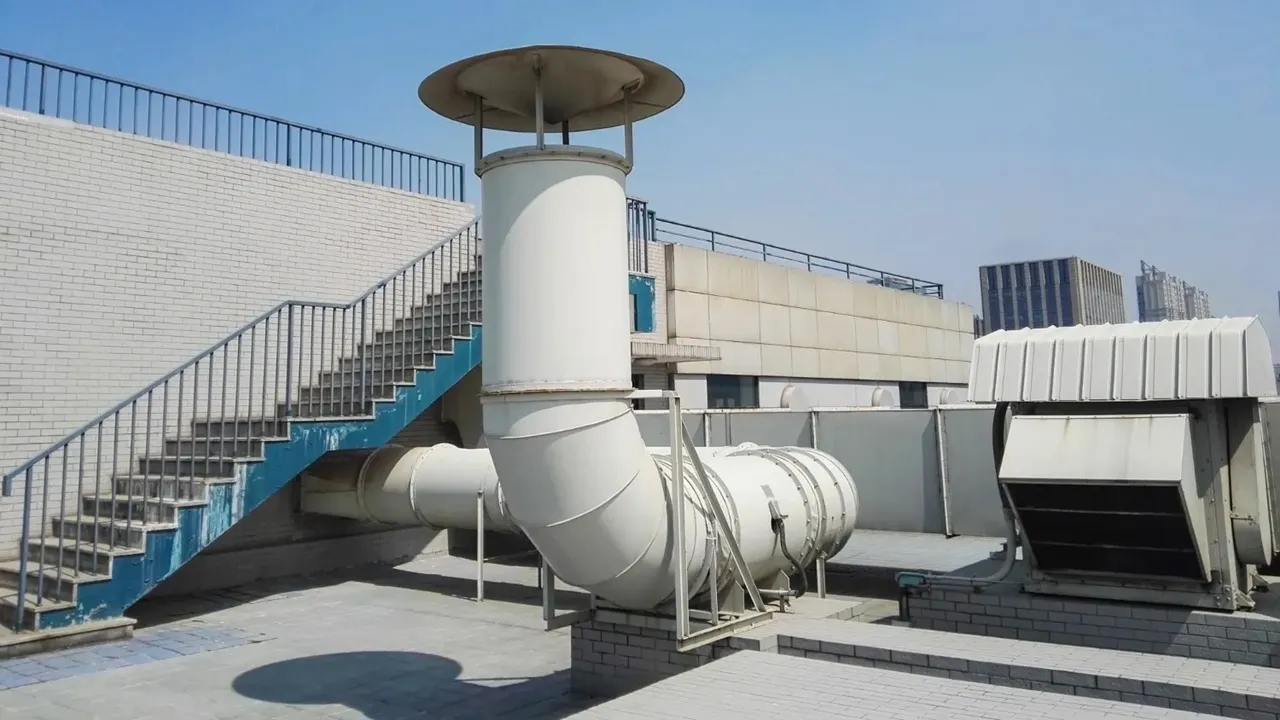 Système de diffuseurs fines bulles installé au fond d’un bassin d’aération industriel